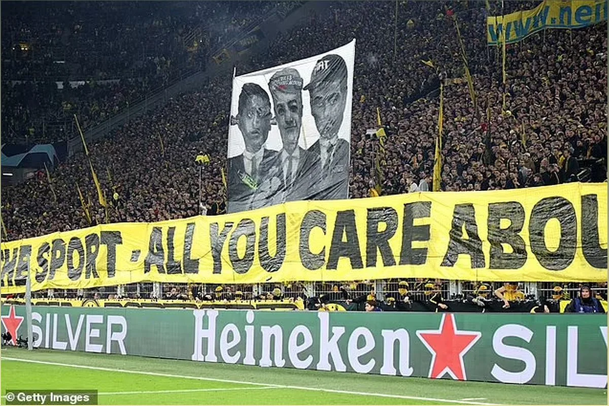Trận Dortmund vs Newcastle: CĐV phản đối UEFA bằng biểu tình ném tiền giả